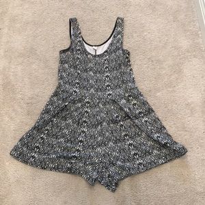 Old Navy black/white geo print romper size Large